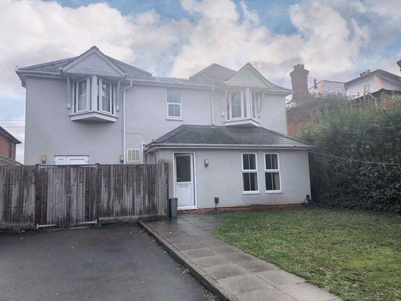 St Johns Road, Hedge End, Southampton SO30 4AG 1 bed apartment £500
