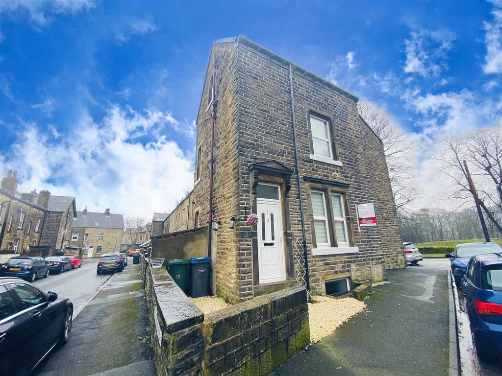 Malsis Crescent, Keighley 2 bed end of terrace house - £525 pcm (£121 pw)