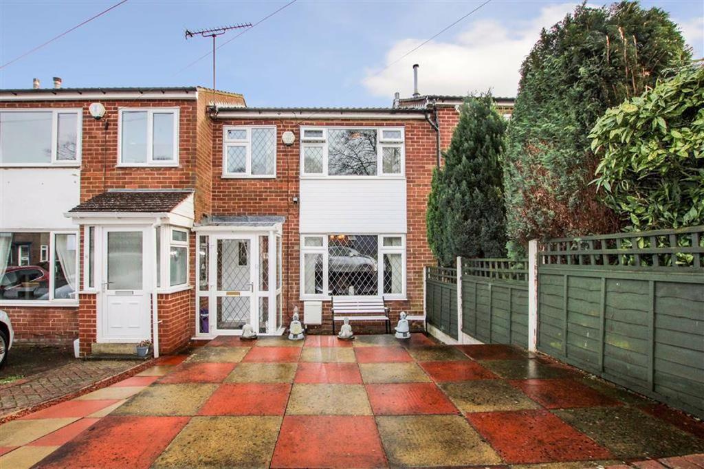 Moorfield, Gildersome, Leeds, West Yorkshire, LS27 3 bed townhouse £