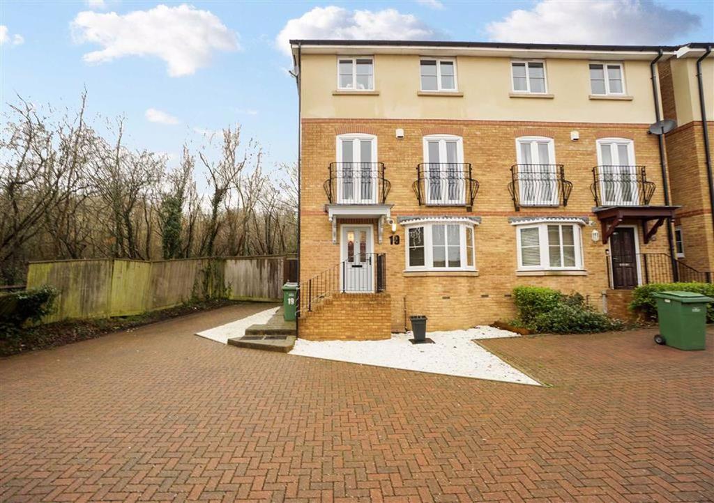 Etchingham Drive, St.... 5 bed semidetached house £319,950