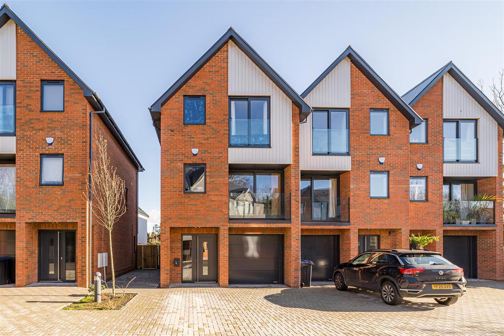 Belmont Road, Whitstable 3 bed house £1,500 pcm (£346 pw)