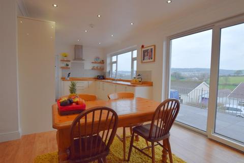 11 Brynglas Crescent, Llangunnor, Carmarthen, SA31 2HT