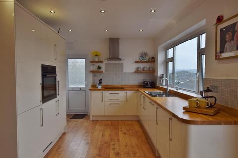 11 Brynglas Crescent, Llangunnor, Carmarthen, SA31 2HT