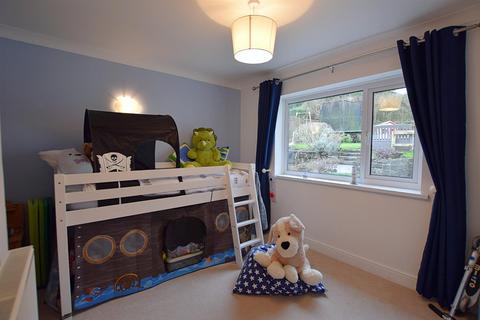 11 Brynglas Crescent, Llangunnor, Carmarthen, SA31 2HT