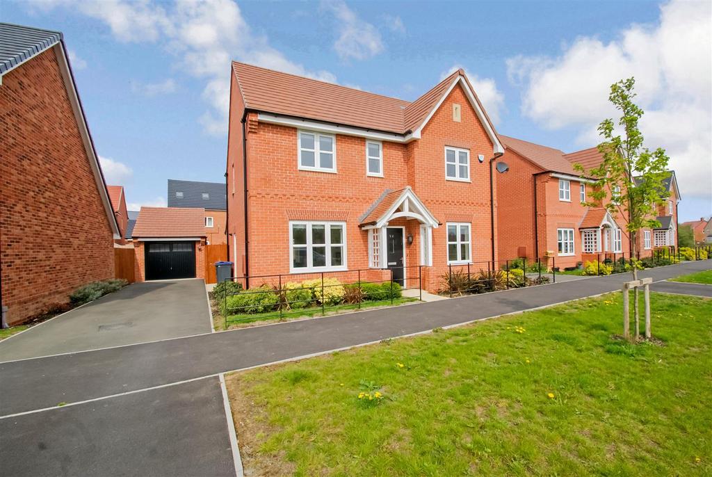 Kingfisher Drive, Southam 4 bed detached house £440,000