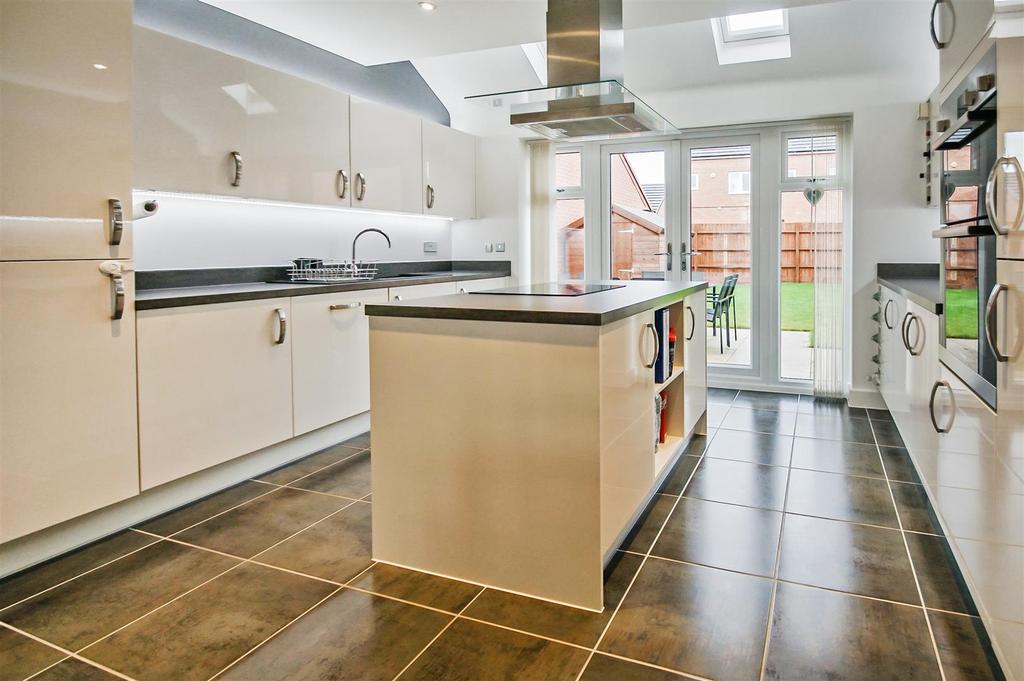 Kingfisher Drive, Southam 4 bed detached house £440,000