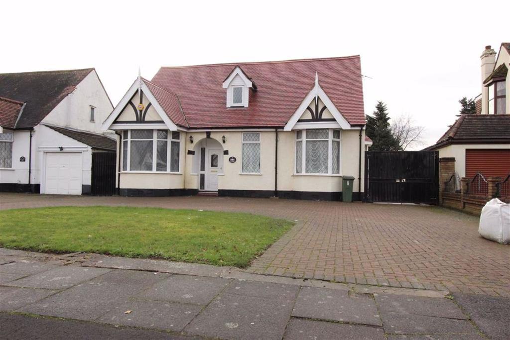 Parkway, Seven Kings, Essex, IG3 3 bed bungalow £2,600 pcm (£600 pw)