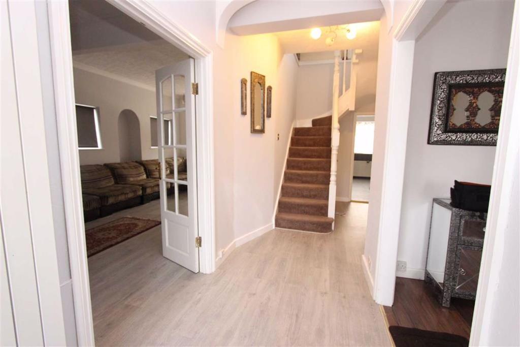 Parkway, Seven Kings, Essex, IG3 3 bed bungalow £2,600 pcm (£600 pw)