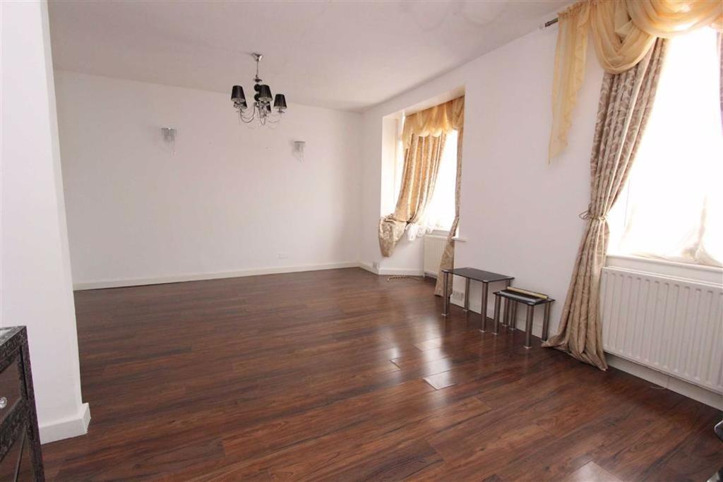 Parkway, Seven Kings, Essex, IG3 3 bed bungalow £2,600 pcm (£600 pw)