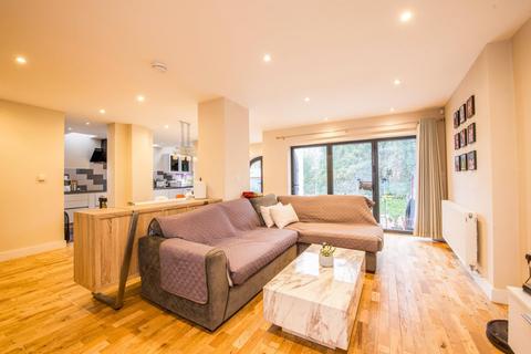 59 Beverley Way, London, SW20 0AW
