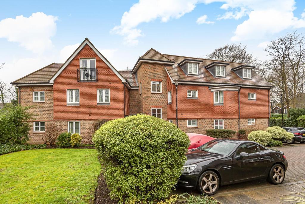 Stretton Court, Wey Road, Weybridge, KT13 2 bed flat £350,000