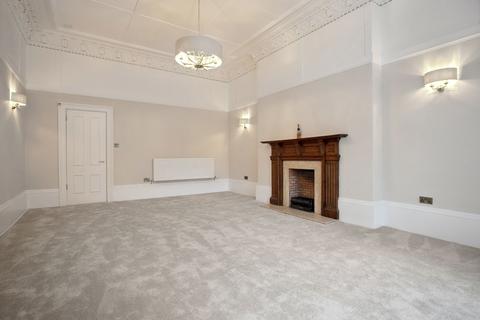 3 bedroom flat to rent, Athole Gardens, Flat 0/1, Dowanhill, Glasgow, G12 9AY