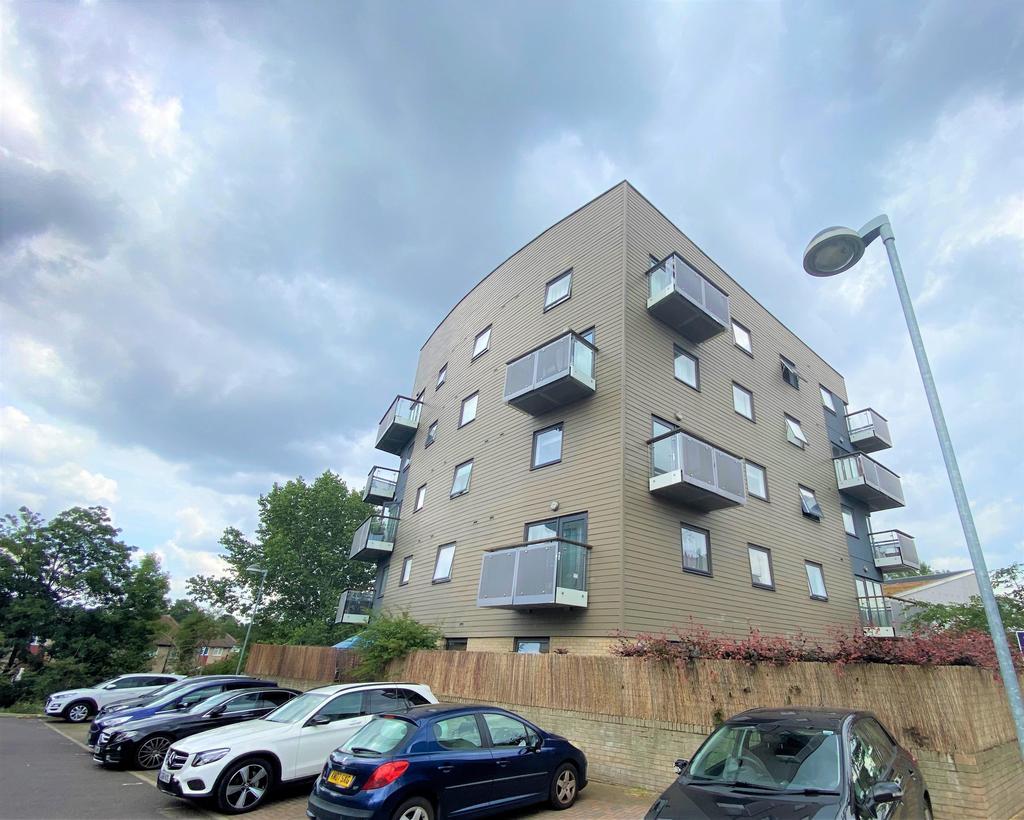 Otter Drive, Carshalton, Surrey, SM5 2FH 1 bed flat £225,000