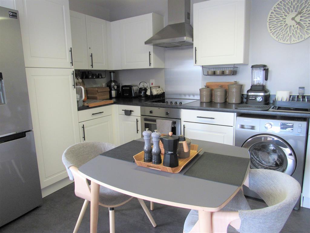 Otter Drive, Carshalton, Surrey, SM5 2FH 1 bed flat £225,000