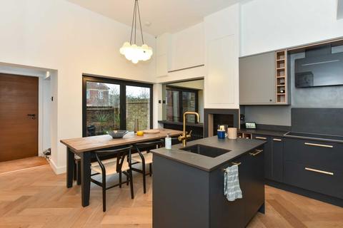 117c Grove Avenue, London, W7 3EX
