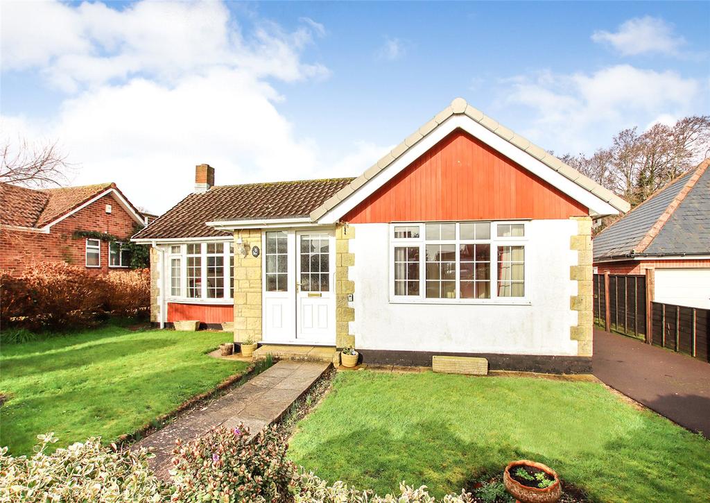 Cowley Road, Lymington, Hampshire, SO41 3 bed bungalow £515,000