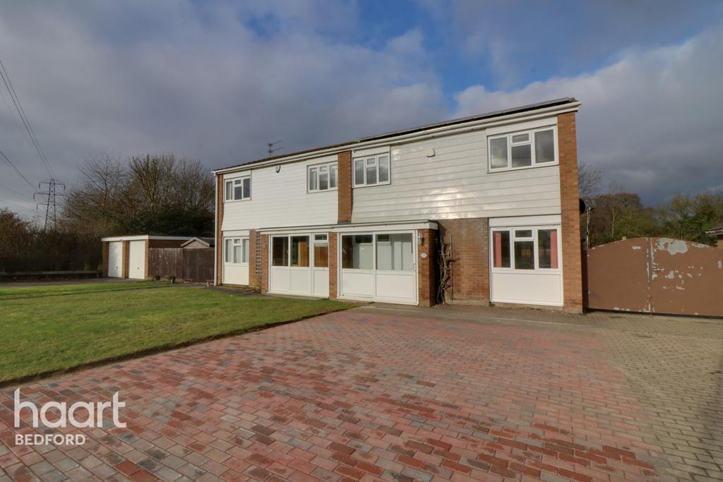 Wentworth Drive, Bedford 3 bed semidetached house £350,000