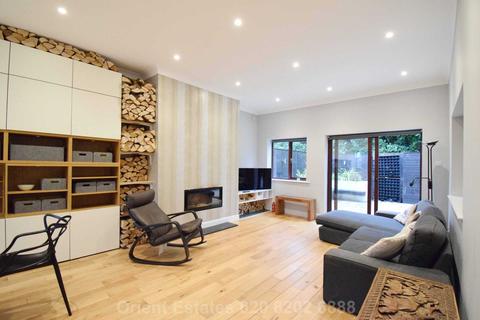 3 Garth Mews, London, W5 1HF