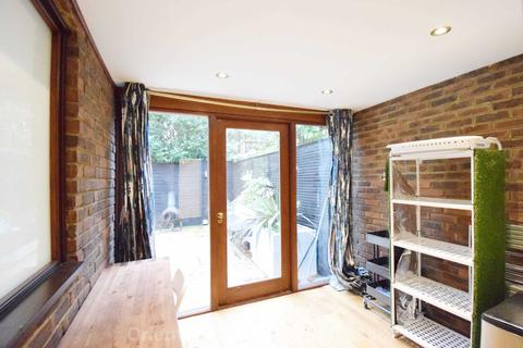 3 Garth Mews, London, W5 1HF