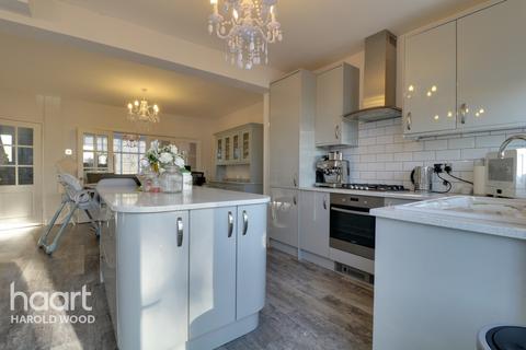 28 Shepherds Hill, Romford, RM3 0ND