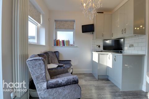 28 Shepherds Hill, Romford, RM3 0ND