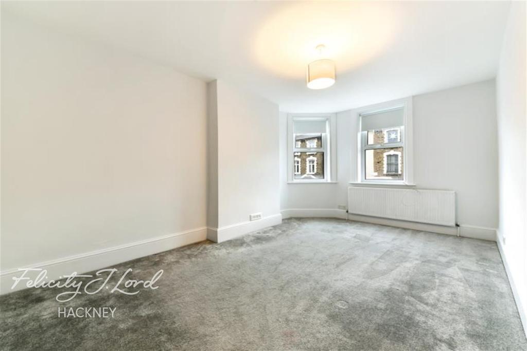Graham Mansions E8 3 bed flat £1,599 pcm (£369 pw)