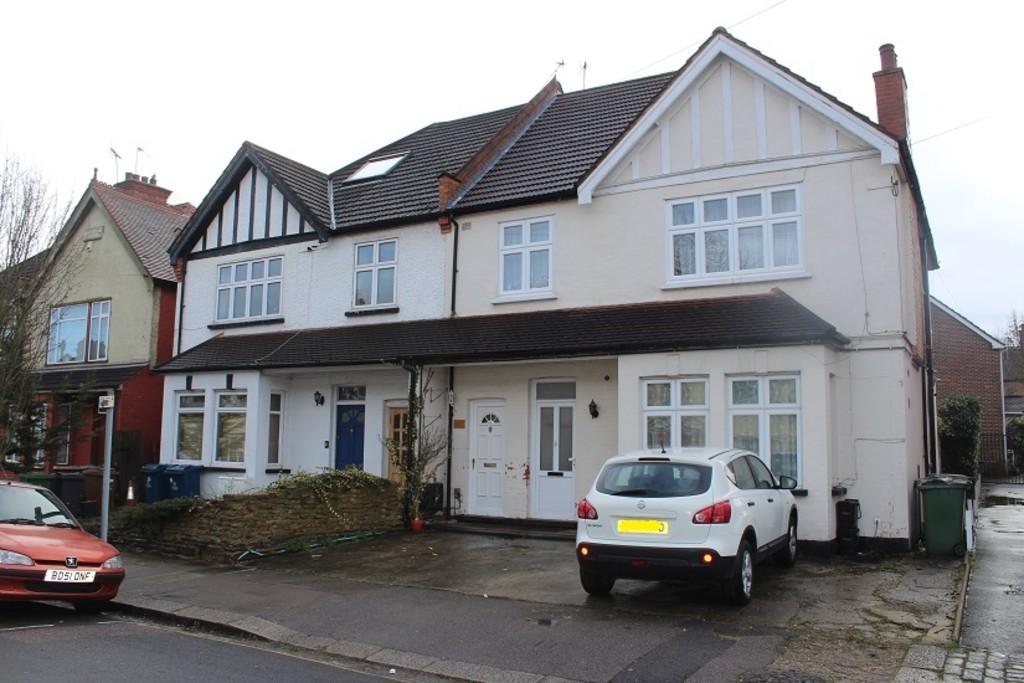 Warrington Road, Harrow 1 bed ground floor flat £1,150 pcm (£265 pw)