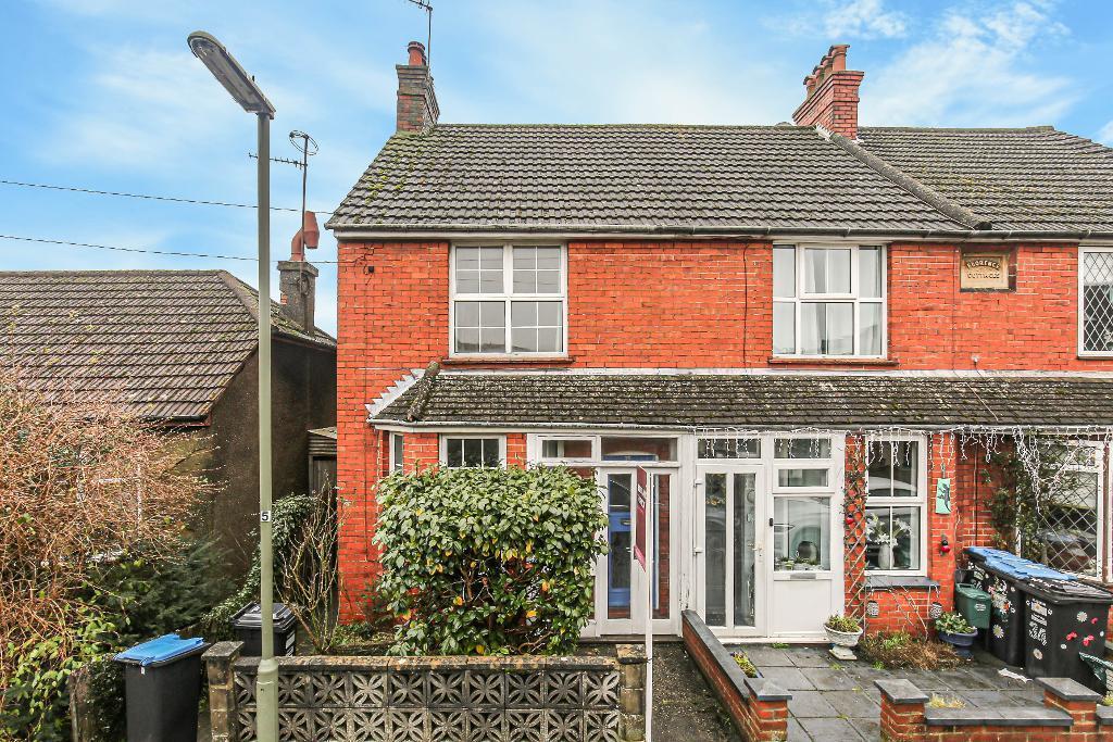 Glebe Road, Warlingham, Surrey, CR6 9NJ 2 bed end of terrace house £