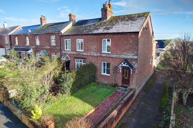 Station Road, Pinhoe 3 bed end of terrace house £285,000