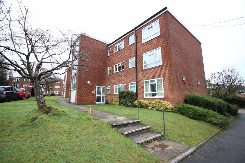 Howton Place, Bushey Heath 2 bed flat £1,295 pcm (£299 pw)