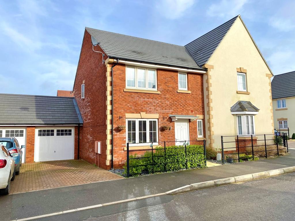 Ampthill Way, Faringdon, SN7 3 bed semidetached house £330,000