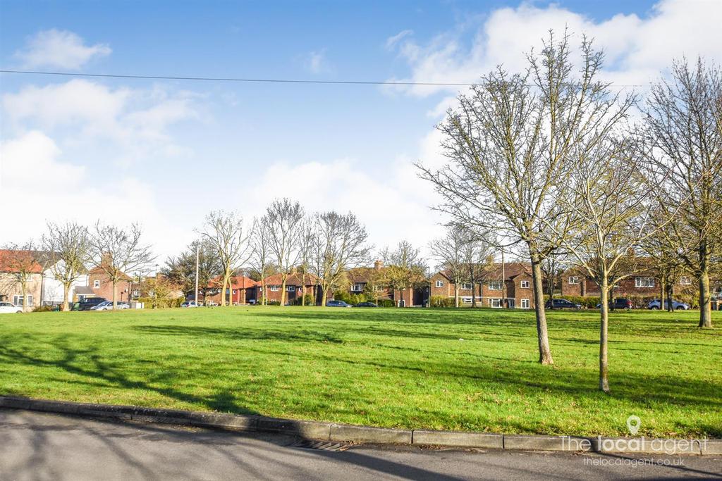 Courtney Crescent, Carshalton 2 bed flat £335,000