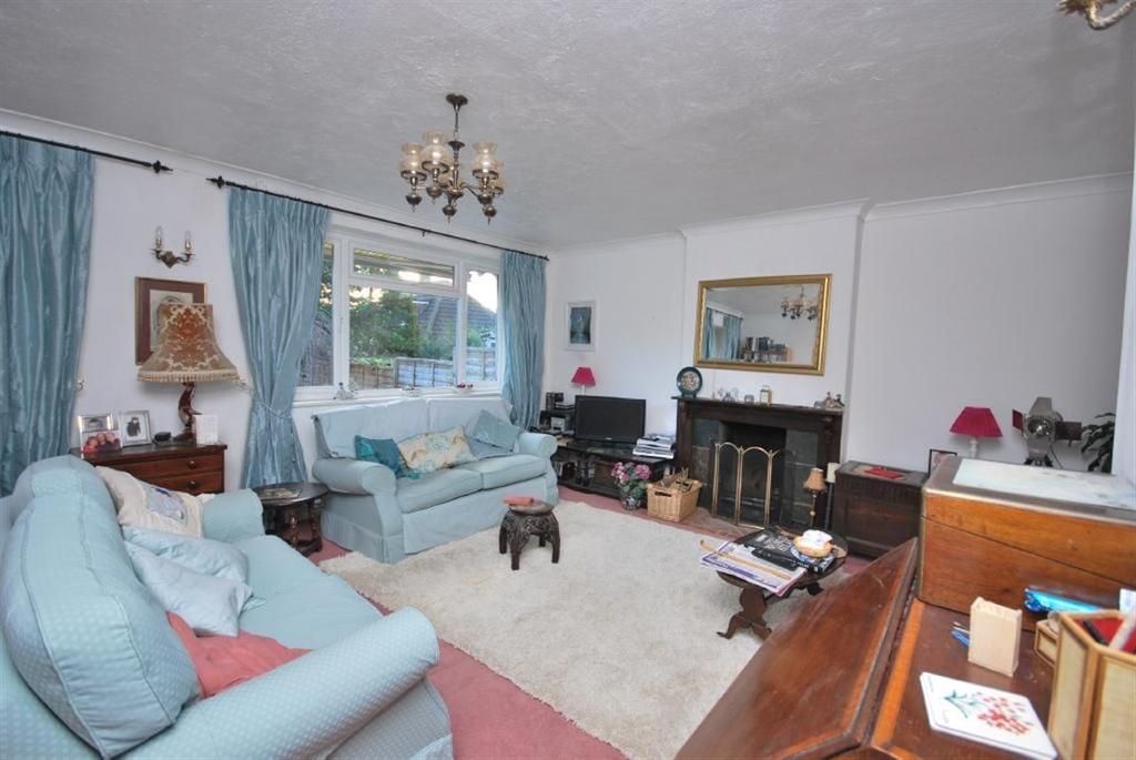 Wings Road, Farnham 3 bed semidetached house £419,950