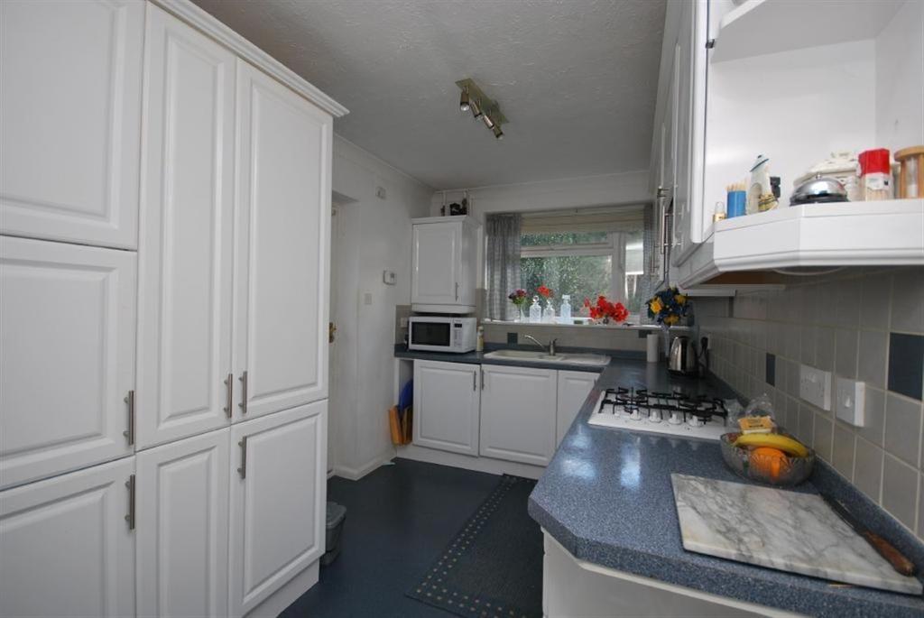 Wings Road, Farnham 3 bed semidetached house £419,950
