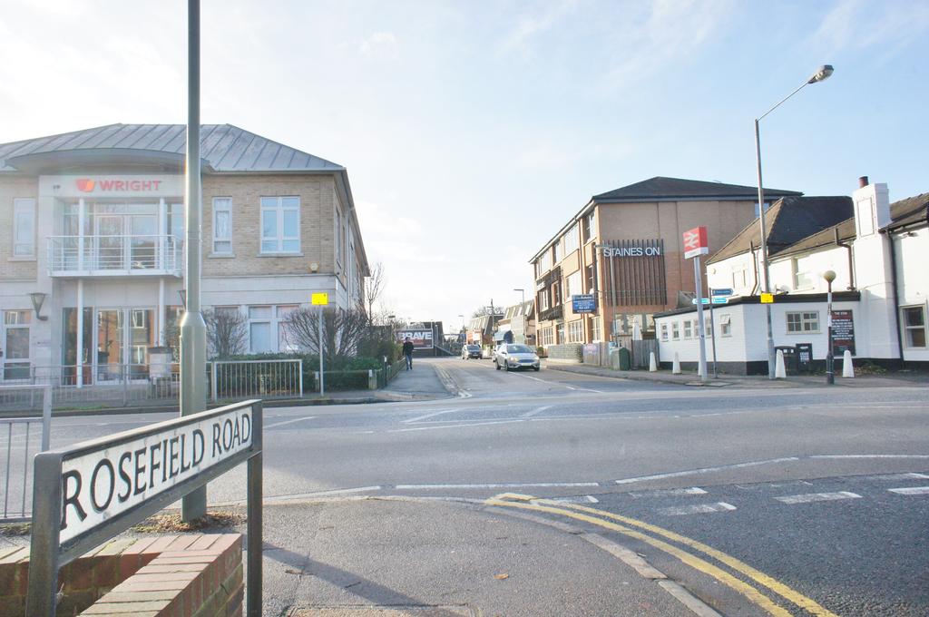 Maynard Court, Rosefield Road, Staines, TW18 4QD. 1 bed property £800