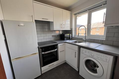 1 bedroom flat to rent, Maynard court, Staines, TW18 4QD
