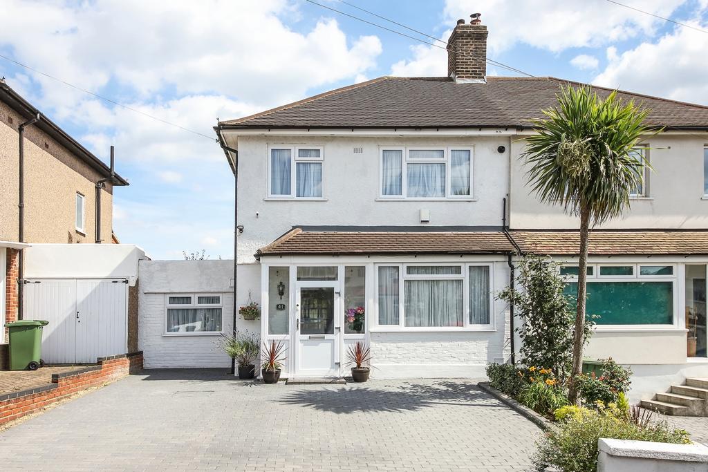 Dunblane Road, Eltham, SE9 3 bed semidetached house £1,900 pcm (£438 pw)