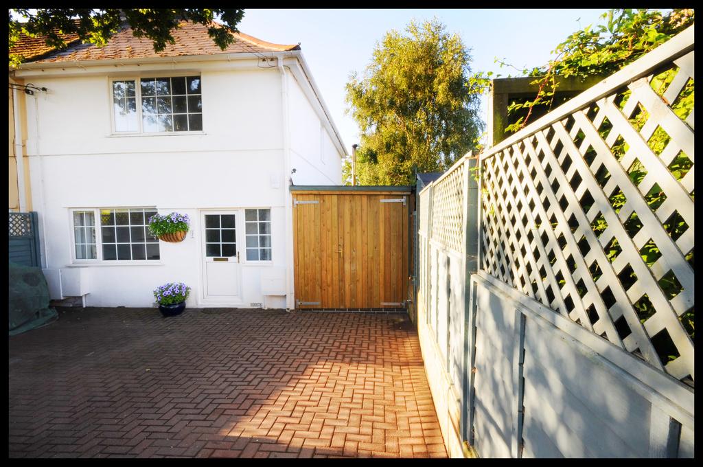 7 Boslowick Road, Falmouth, TR11 5 bed cottage £385,000