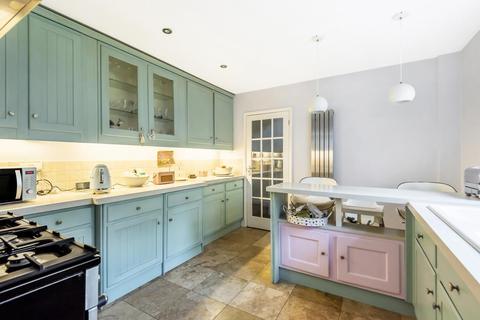 1 Fairford Close, West Byfleet, KT14 6HT