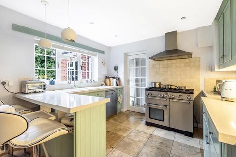 1 Fairford Close, West Byfleet, KT14 6HT