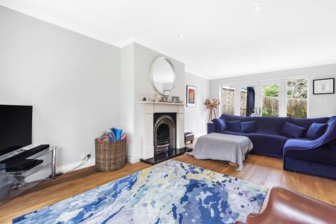 1 Fairford Close, West Byfleet, KT14 6HT