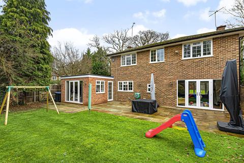 1 Fairford Close, West Byfleet, KT14 6HT