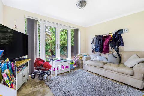 1 Fairford Close, West Byfleet, KT14 6HT