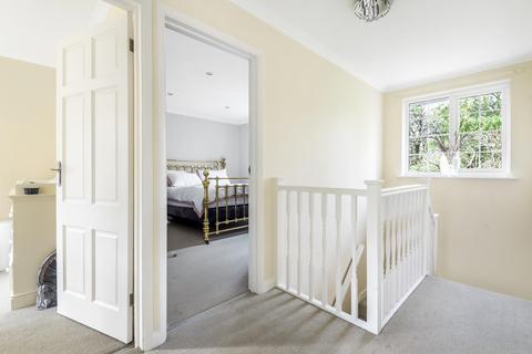 1 Fairford Close, West Byfleet, KT14 6HT