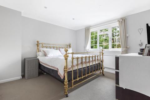 1 Fairford Close, West Byfleet, KT14 6HT