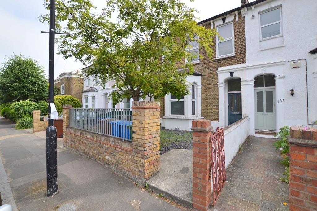 Consort Road Peckham SE15 3 bed flat £2,000 pcm (£462 pw)