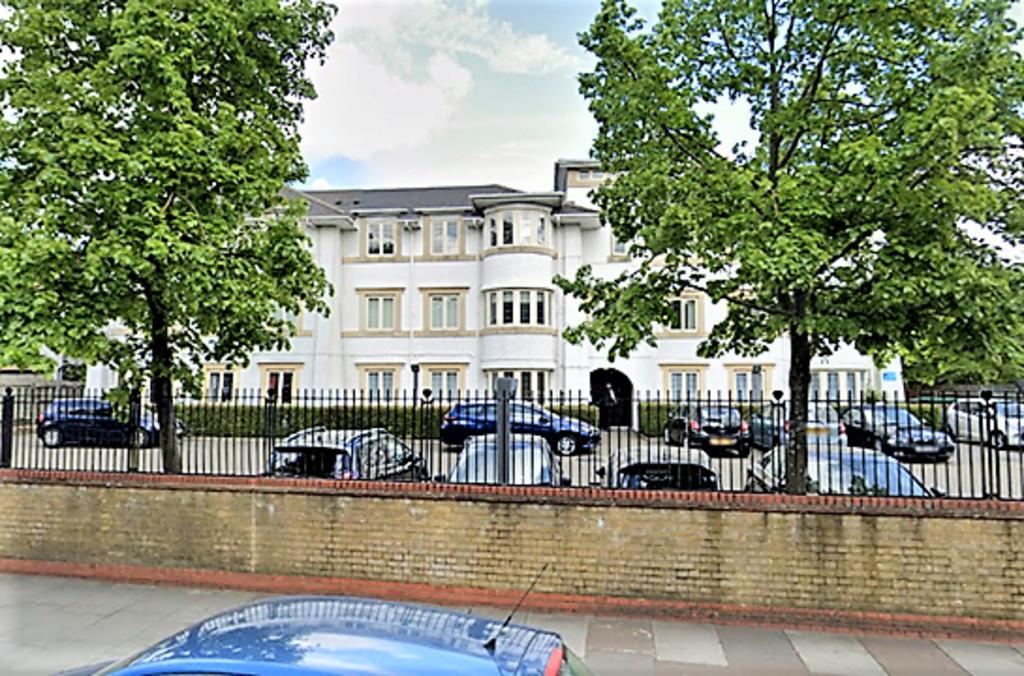 Norwood Green Road, Southall 2 bed apartment £325,000