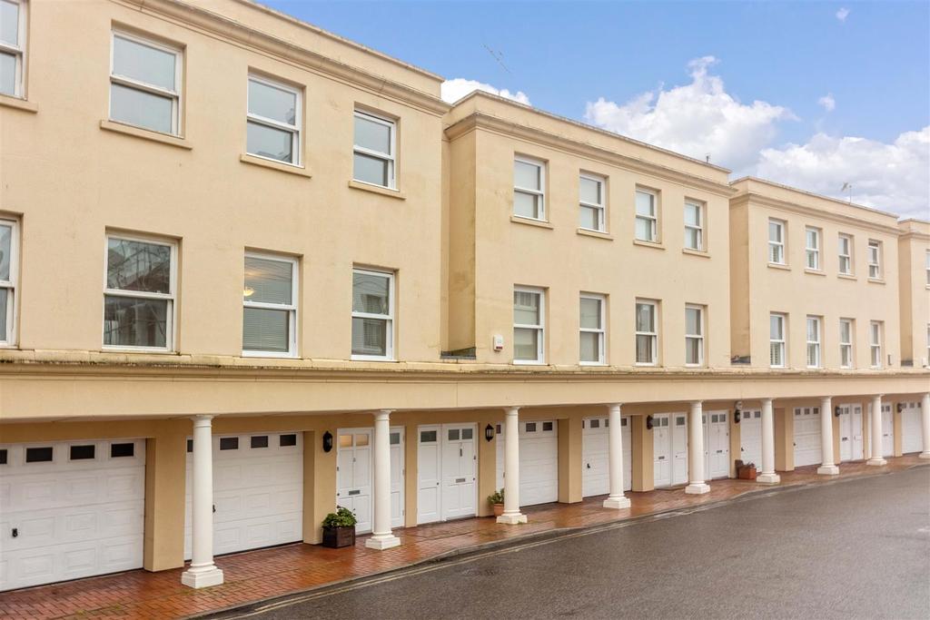 Amelia Crescent, Worthing 3 bed house £1,450 pcm (£335 pw)