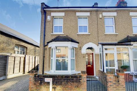 102 Bramley Close, London, E17 6EG