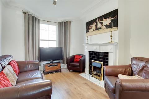 102 Bramley Close, London, E17 6EG